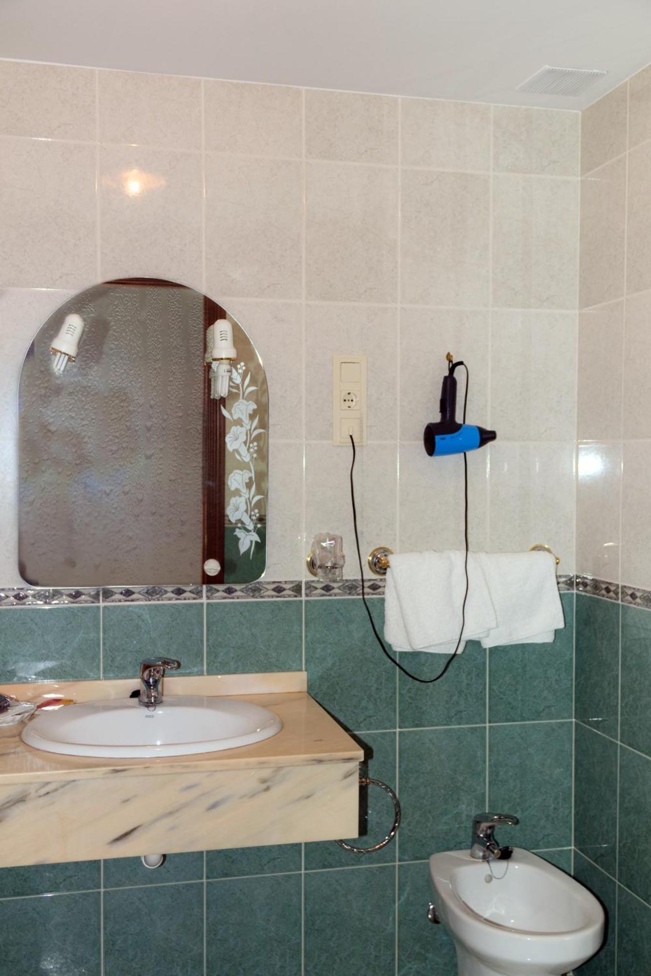 Hotel Avenida III ビジャダンゴス・デル・パラモ 部屋 写真